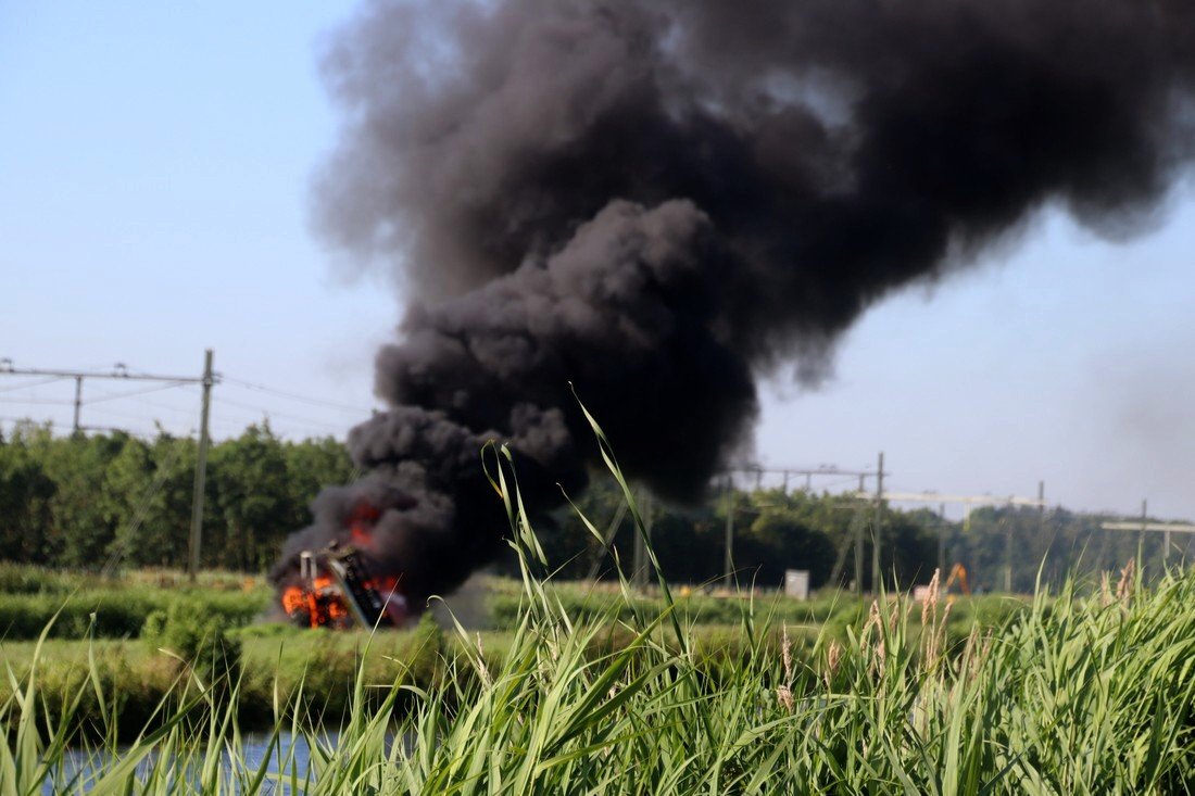 Brandweerwagen bijna te water bij blussen van tractorbrand Leidsevaart Lisse (Video update)